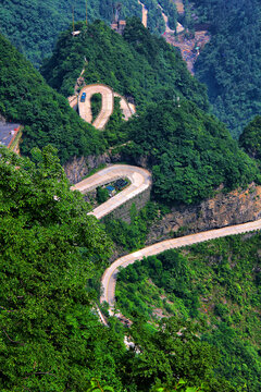 张家界天门山盘山路