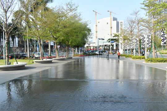 公园广场里的流水水帘装饰