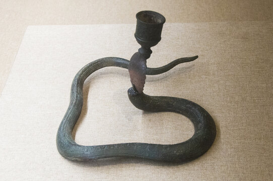 蛇形铜蜡台