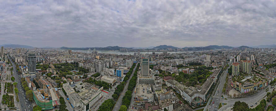 肇庆市城区与西江全景