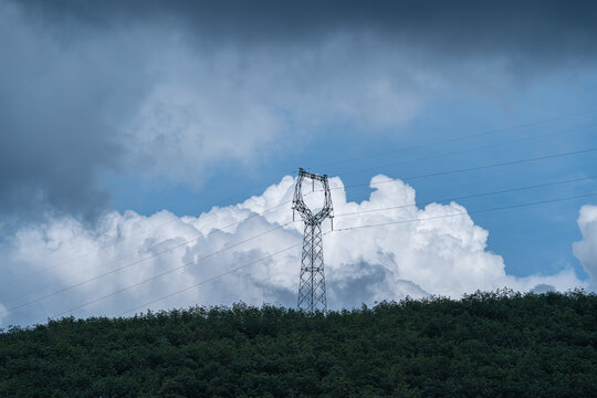 蓝天白云下的电塔