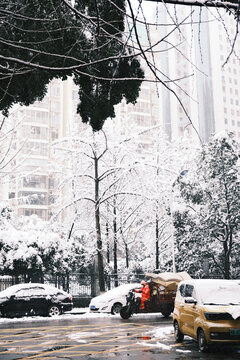 雪中的环卫工人