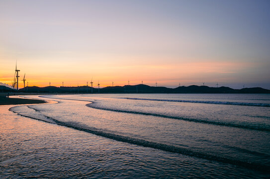 夕阳时的潮汐波浪