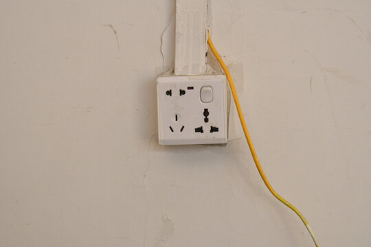 深圳工业园内老旧的白色电源插座