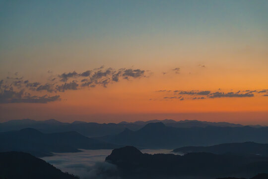 日出前山之间的云海