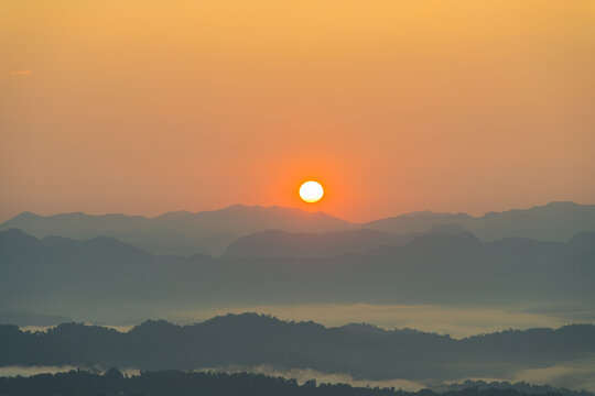 日出和云海