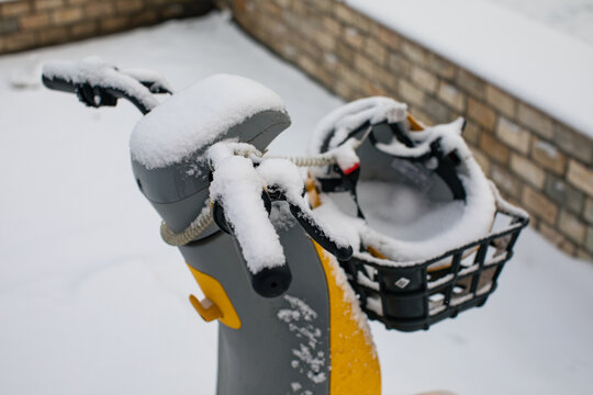 雪中的小黄车