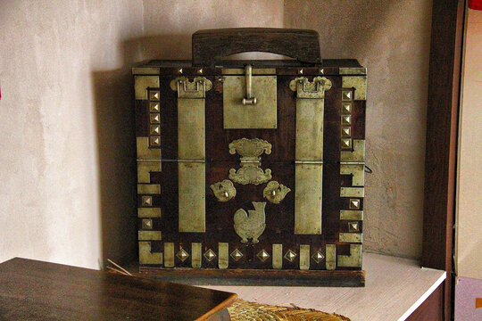 朝鲜族铜皮镶嵌衣柜箱子