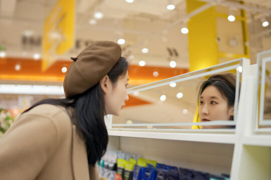 在超市镜子前年轻女性决定选择
