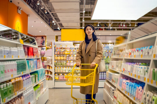 自信女性在超市选择商品