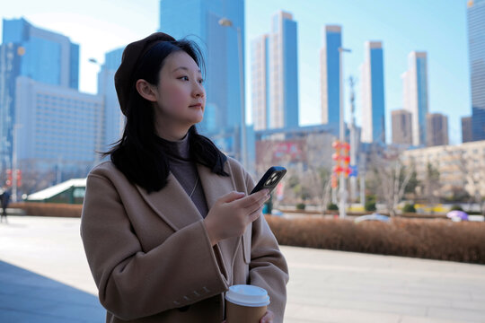 城市街头抬头沉思的年轻女性