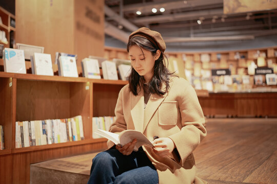 书店独立探索知识学习的女性