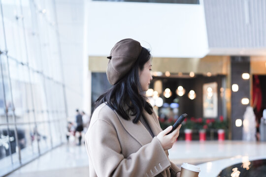 大型商场都市女性使用智能手机