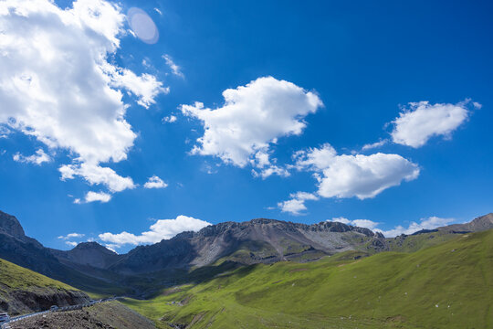 新疆远山蓝天白云
