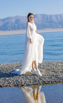 新疆赛里木湖美女人像摄影