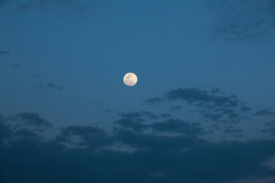 月亮蓝天