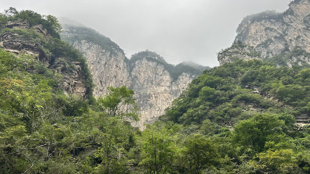 巍峨山峰雾气