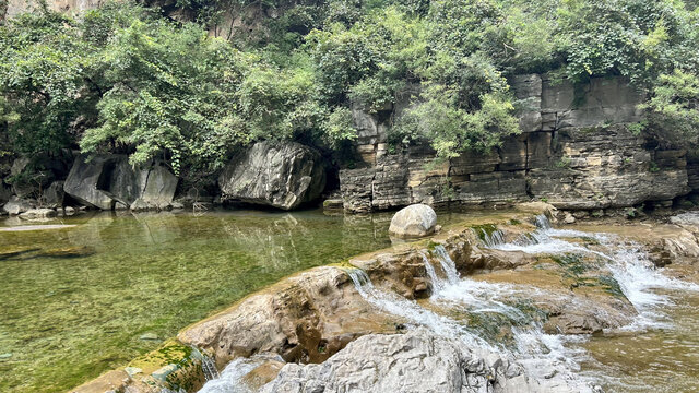 山间流水