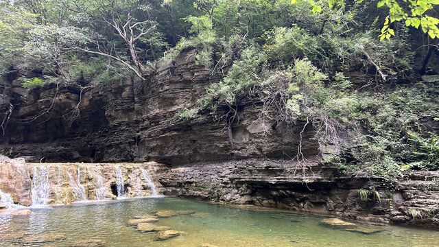 山间绿色湖水