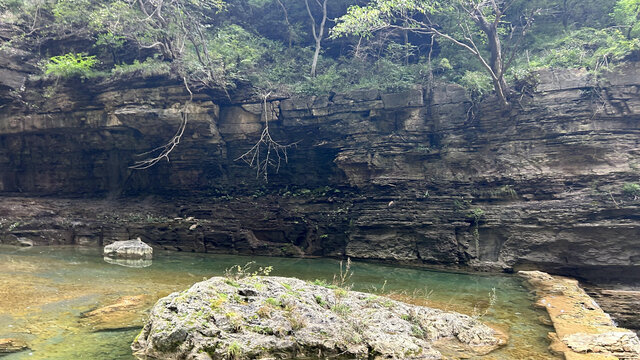 山间绿色湖水