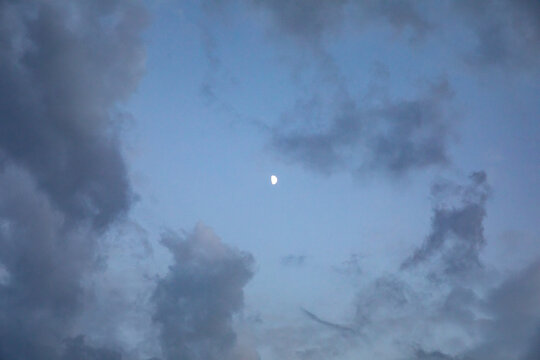 蓝天白云云朵云彩月亮
