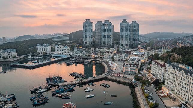 大连老虎滩渔人码头灯塔城市夜景