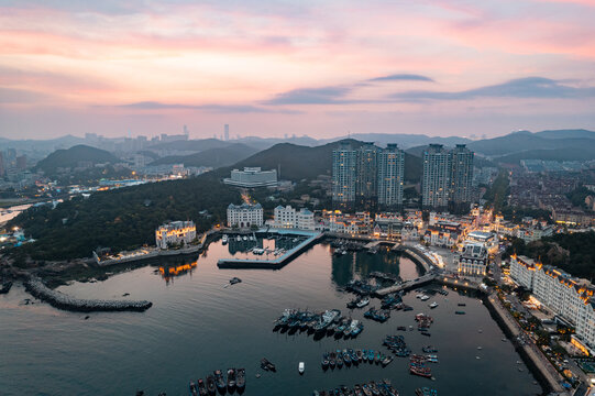 大连老虎滩渔人码头灯塔城市夜景