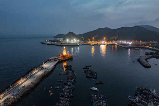 大连老虎滩渔人码头灯塔城市夜景