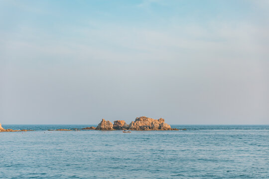 大连旅游海边礁石海岛划船