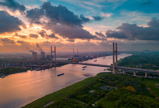 上海市闵浦大桥周边工业环境