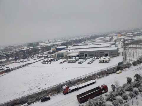 雪后停车场