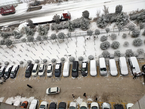 雪后停车场