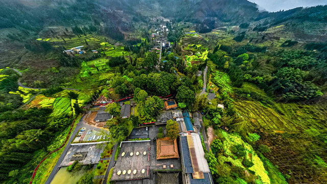 云峰寺院后山全景