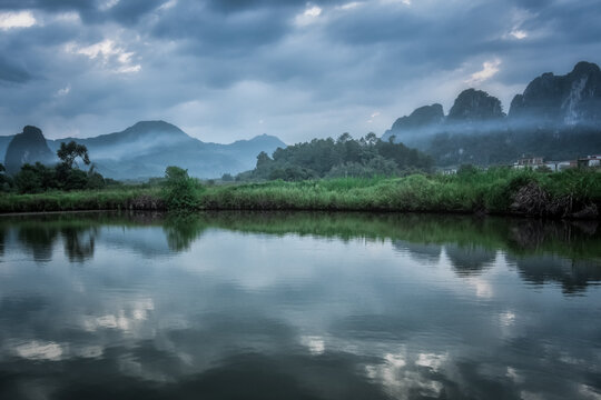 水墨山水晨雾