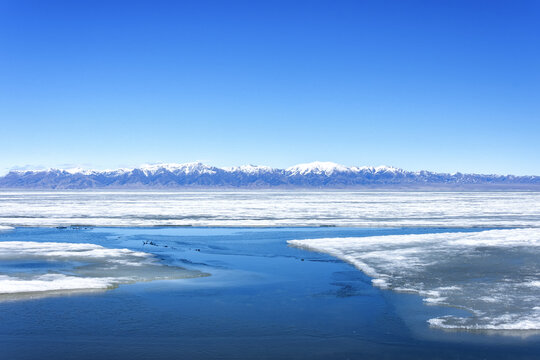 赛里木湖雪山