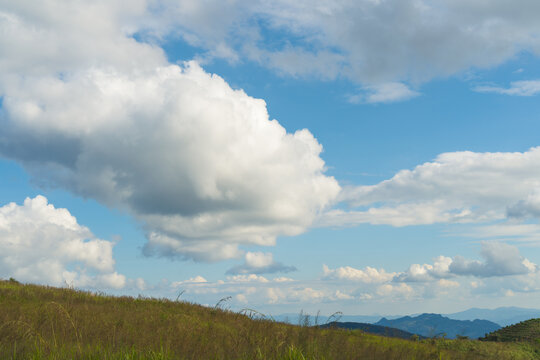 山顶的天空和风景