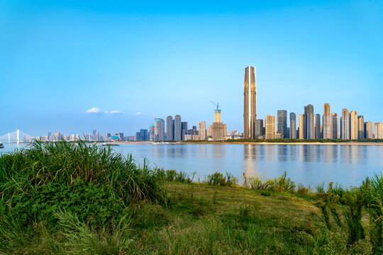湖北武汉的长江和摩天大楼