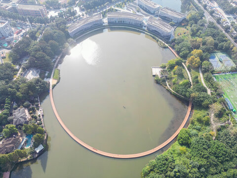 湖泊圆形栈道