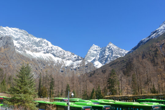 四姑娘景区山双桥沟雪山玉兔峰