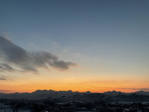 日出雪景