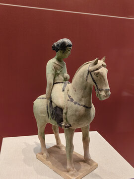 唐代彩绘釉陶骑马女俑