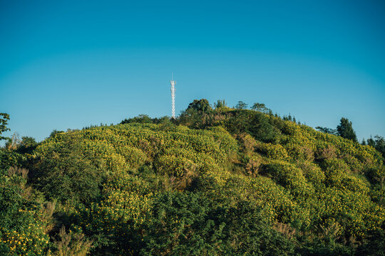 山顶的天空和风景