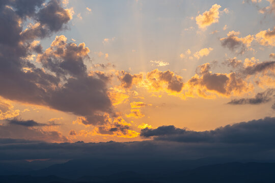 夕阳西下的天空云彩