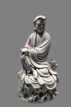 白瓷达摩坐像