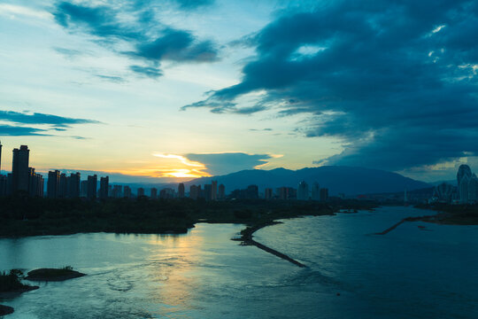 澜沧江旁的城市与日落