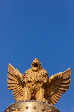 长翅膀的狮虎兽雕塑