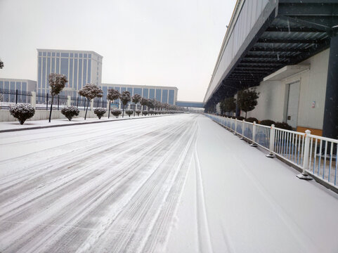 雪后工厂