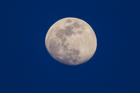 深蓝背景里的月亮
