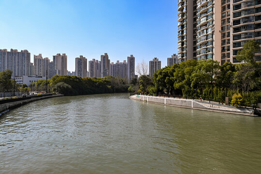 上海苏州河沿岸昌平路风光