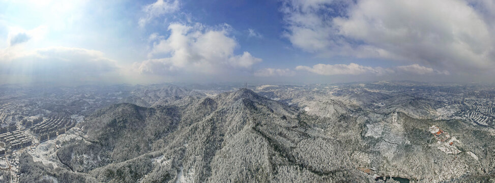山川丘陵冬天蓝天白云雪景全景图